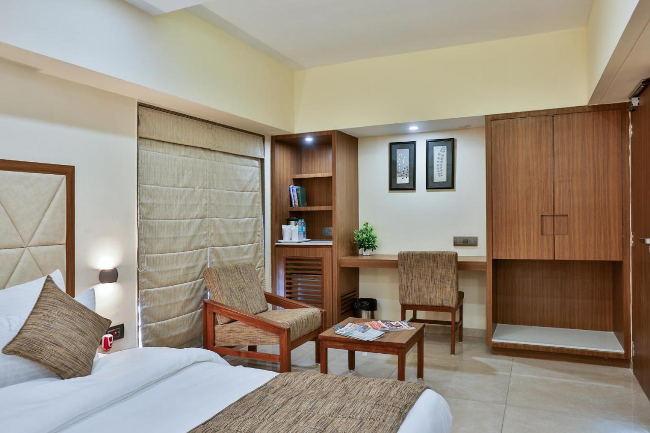 Hotel Kavery Rajkot Exterior photo