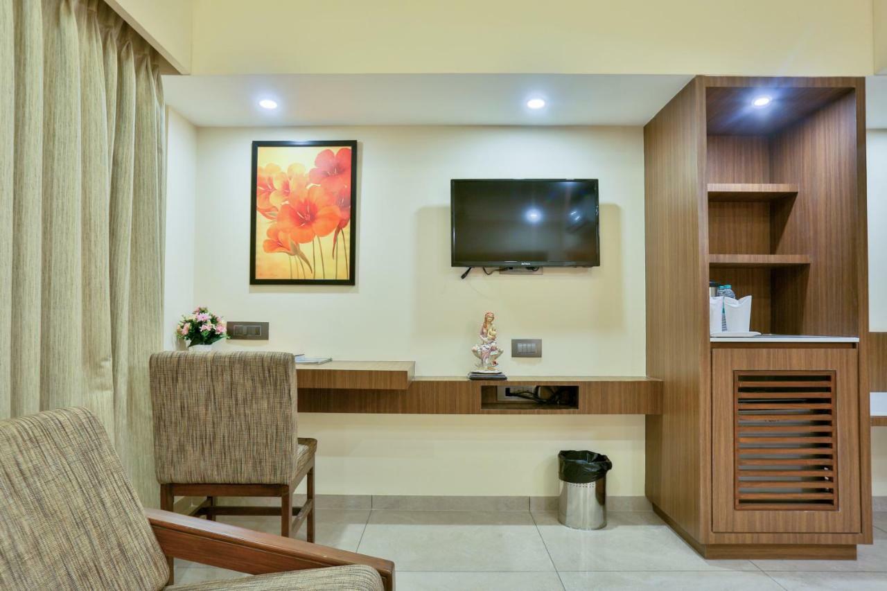 Hotel Kavery Rajkot Exterior photo