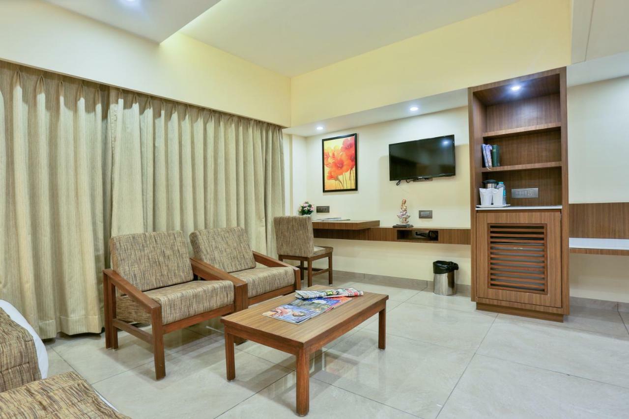 Hotel Kavery Rajkot Exterior photo